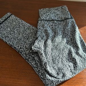 VEUC Lululemon Herringbone High Rise Wunder Under Crops Black White